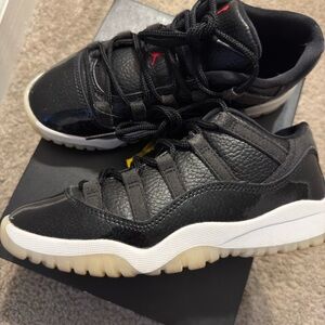 Jordan Kids
Air Jordan 11 Retro Low Bred GS "Black/White/Varsity
Red" sneakers